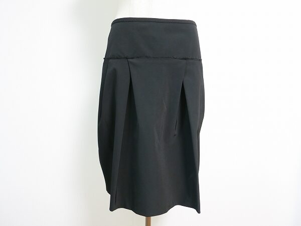 立ち振る舞いに差がでる！プラダのフレアスカートを買取しました