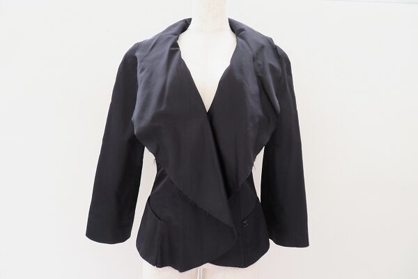 シルク素材でエレガンスな女性へ｜シャネルのジャケットを買取しました