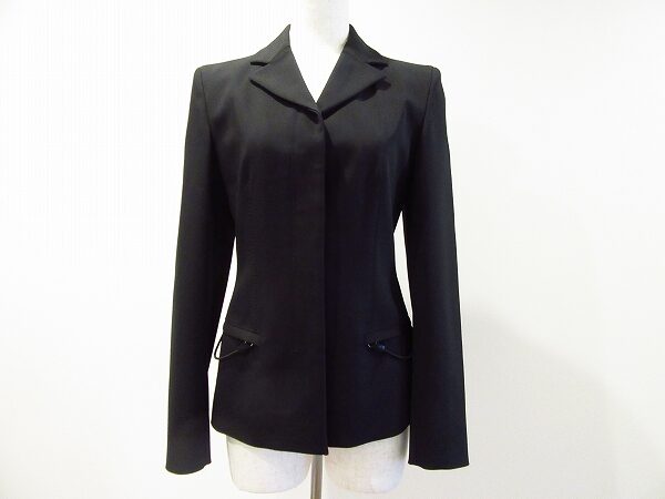 体のラインもしっかり拾う|プラダの黒 ジャケットを買取しました