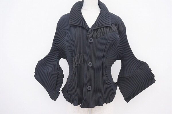 独特の変形デザインが人気!イッセイミヤケのジャケットを買取しました