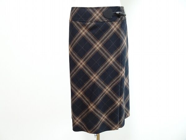 バーバリーならではのチェックが何とも上品！巻きスカートを買取しました