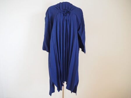 爽やかな青とプリーツの組み合わせが上品なミーイッセイミヤケのワンピースをお買取