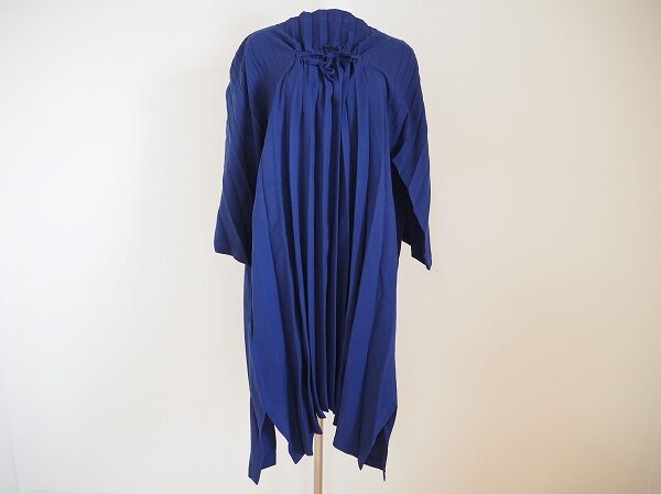 爽やかな青とプリーツの組み合わせが上品なミーイッセイミヤケのワンピースをお買取
