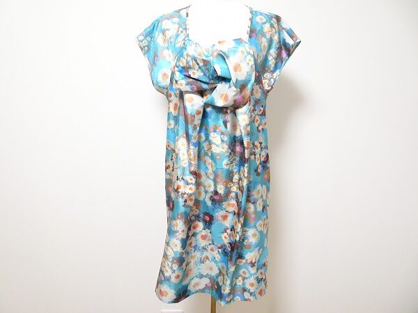 鮮やかな花柄に大きめリボンがゴージャス！シズカコムロのワンピースを買取しました