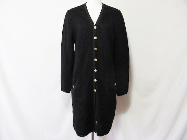 フェラガモのカーディガンをお買取｜金ボタンで高級感UP