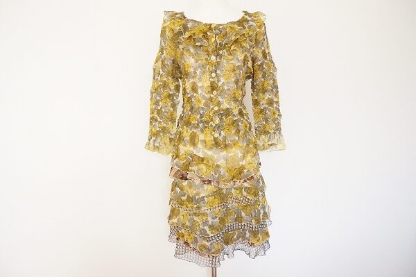 シワ加工で気兼ねなく着られる！ユキトリイの黄色 セットアップを買取しました