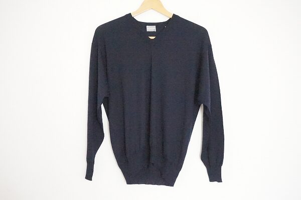 スマートさ際立つアニオナのメンズセーターを買取しました