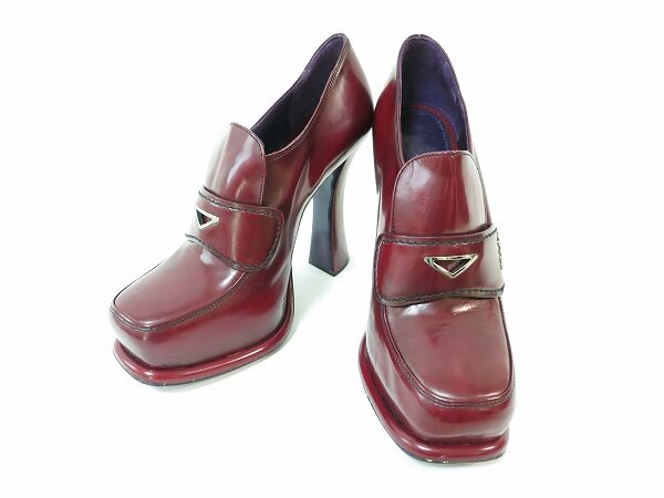 光沢感のあるレザーで存在感を｜プラダ ボルドーのハイヒールローファーをお買取