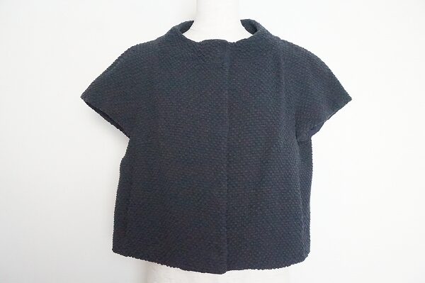 フレンチスリーブで女性のしなやかさを演出!ヘルノのジャケットを買取しました