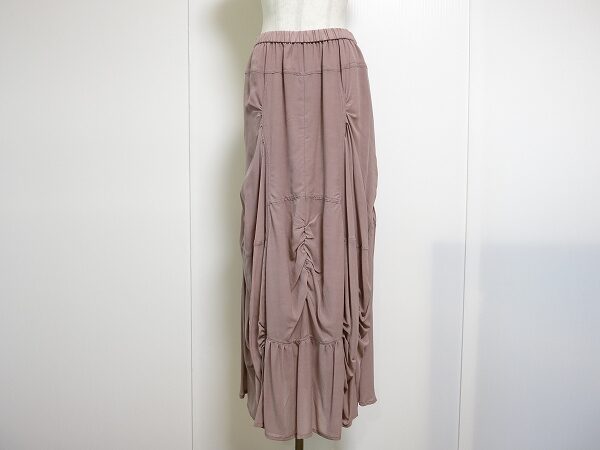 シックなピンクで大人なコーディネートを｜エイココンドウ のロングスカートを買取しました