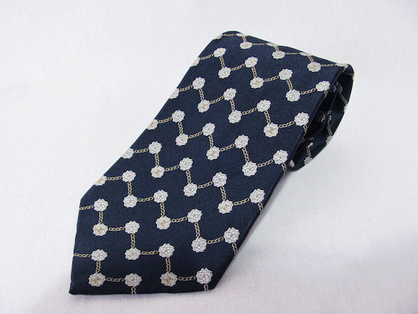 小ぶりな花柄が高級感を出す！シャネルのシルク ネクタイを買取しました