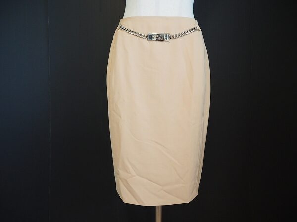 チェーンがおしゃれ｜セリーヌのベージュスカートを買取しました