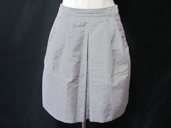 淡いグレーで物静かな印象に｜プラダのシルクスカートを買取しました
