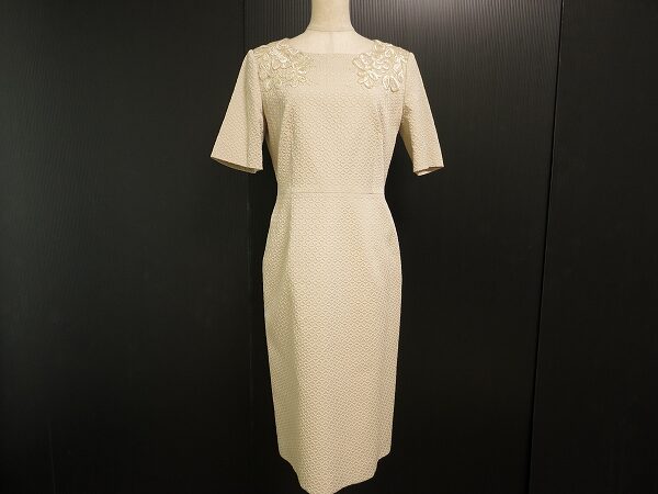 無駄のないデザインにほどよくきらめき！ユキトリイ ベージュのラメワンピースを買取しました