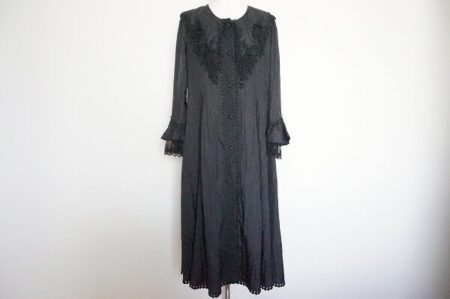 サテン生地で高級感｜アトリエマリコのロングコートを買取しました