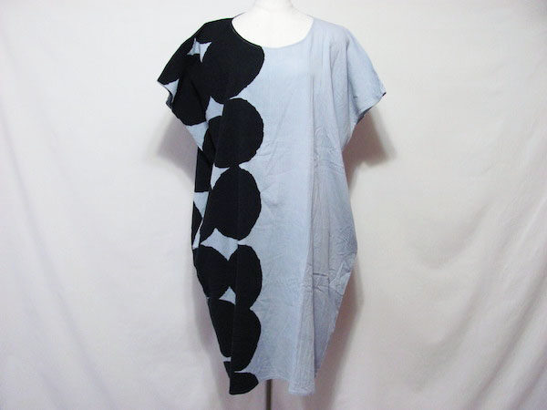 水色と黒のありそうでない組み合わせ！ソウソウの貫頭衣(かんとうい)ワンピース