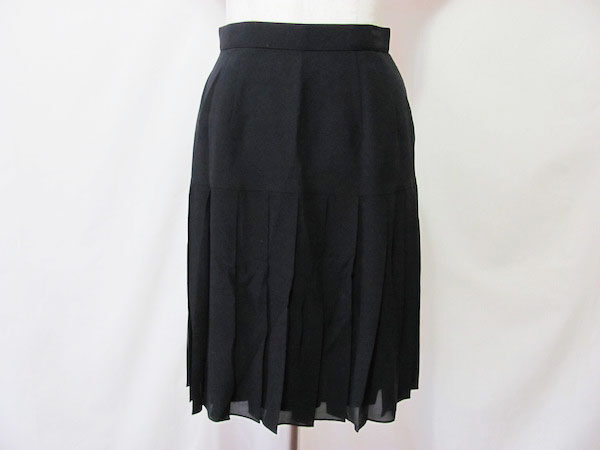 気品さ溢れるシルクが繊細な女性へと誘う フォクシーブティックのプリーツスカートを買取しました