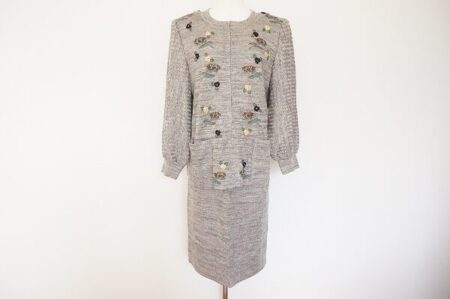 グレー系で控えめに｜斉藤都世子のニット セットアップを買取しました