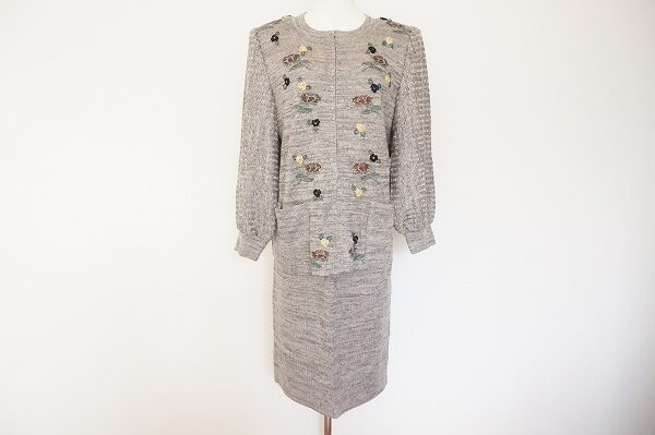 グレー系で控えめに｜斉藤都世子のニット セットアップを買取しました