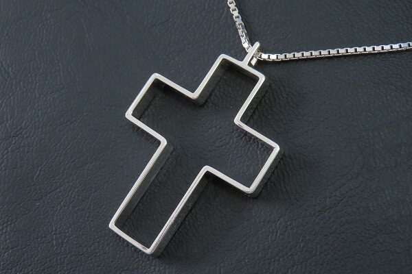 ユニセックスでも使えます！グッチ シルバー 十字架ネックレスを買取しました