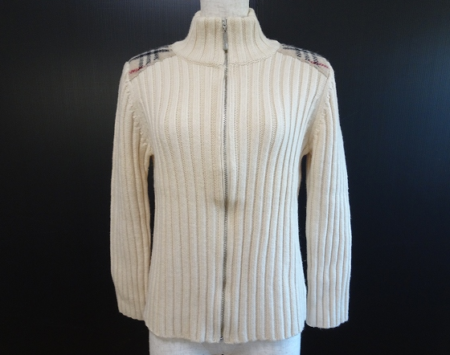 さり気ないバーバリーチェック使いが使い易いジップアップカーデ