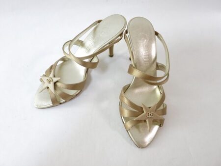 足元から煌びやかに！シャネルのゴールドサンダルを買取しました