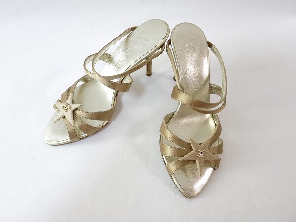 足元から煌びやかに!シャネルのゴールドサンダルを買取しました