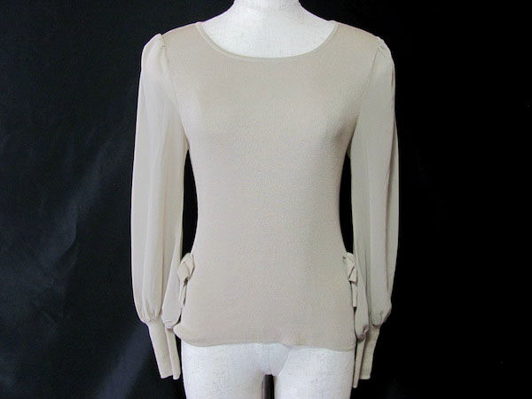 ほんのりベージュが柔らかく仕上げる｜エムズグレイシーのニットを買取しました