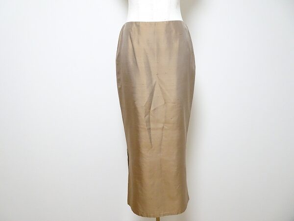 艶が上品なジャンフランコフェレ のスカートを買取しました