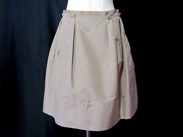 絹素材で更に優しい女性へ|フォクシーのスカートを買取しました