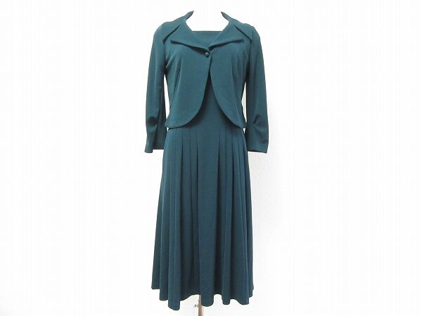 深みあるグリーンがエレガント シビラのワンピーススーツを買取しました