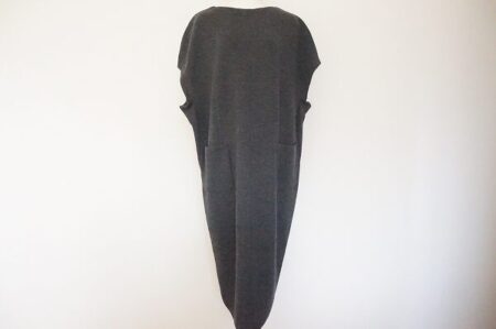 しなやかなデザインに見とれる｜ビスケービーシーアミのワンピースを買取しました