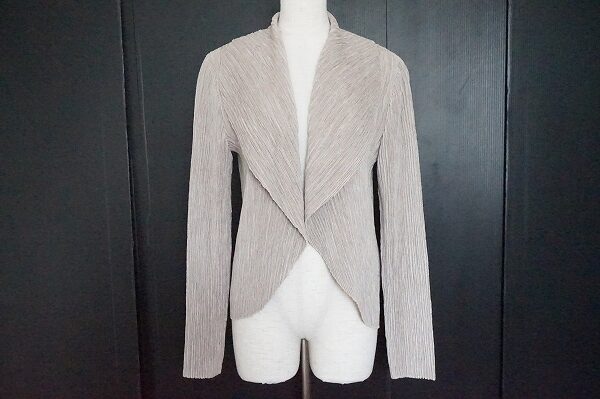 柔らかくも真面目な印象に スペッチオのプリーツカーディガンを買取しました