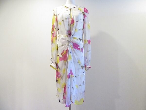 ホワイト×ピンク×イエローの上品な雰囲気が素敵なマックスマーラのワンピース