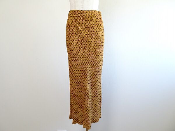 辛子色が珍しい シビラのスカートを買取しました