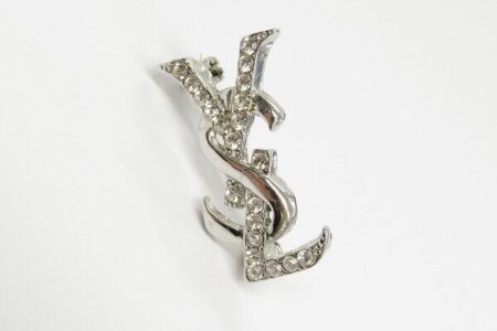 品よく光る輝きに見とれる！イヴサンローランのシルバー ブローチを買取しました