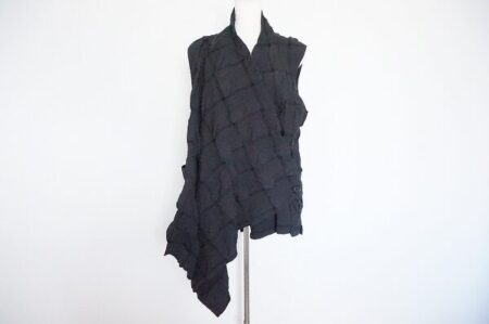 変形具合がおしゃれ！モユルセンソユニコのベストを買取しました