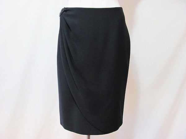 格式高い雰囲気に仕上がる｜アルマーニコレッツォー二のスカートを買取しました
