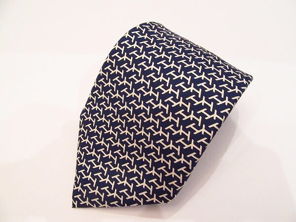 紺と白のコントラストが素敵なエルメスのネクタイを買取しました