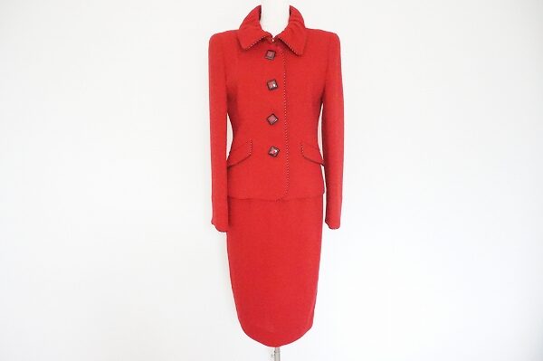 大胆なレッドでゴージャスに|イネスのスカートスーツを買取しました