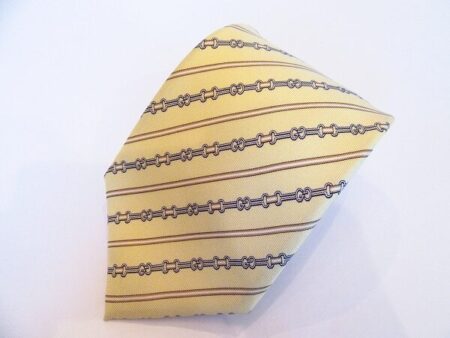 目を惹くイエローで高級感を演出｜グッチのネクタイを買取しました