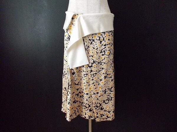 クリーム色が可愛い！セリーヌのスカートを買取しました