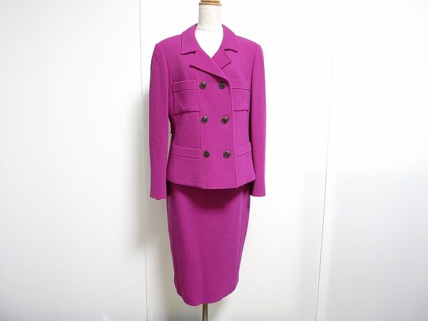 高貴な色合いに引き込まれる｜アルマーニコレツィオーニのスカートスーツを買取しました