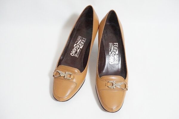 フェラガモ・ガンチーニ！秋カラーの茶系のパンプスを買取させて頂きました