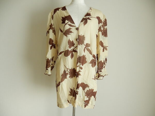 華やかなブラウン柄が目を惹く|ヘルノ ブラウスを買取しました