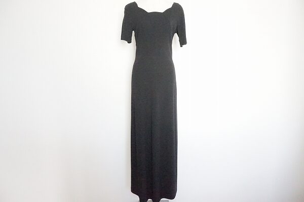 謎めいた雰囲気が魅力的なシビラのワンピースを買取しました