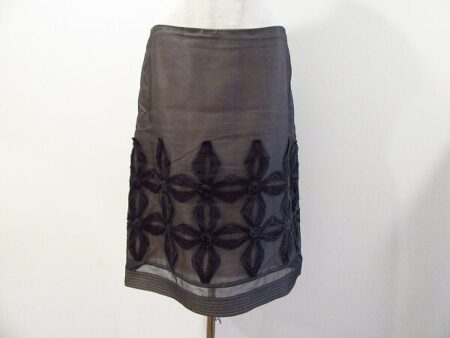 控えめな花モチーフがキュート｜マックスマーラのスカートを買取しました