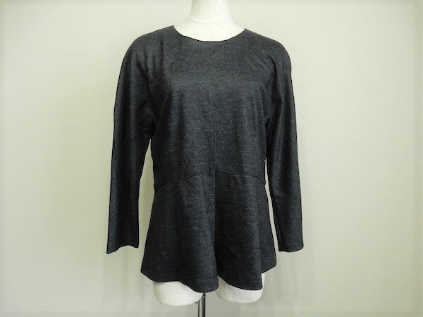 どこか可愛らしさを感じる｜ヨシエイナバのカットソーを買取しました