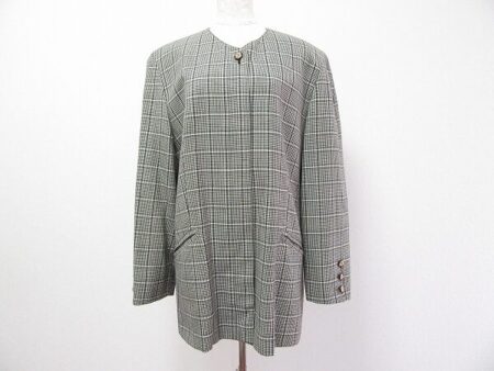 ノーカラーが上品なアクアスキュータムのコートを買取しました