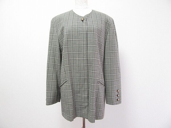 ノーカラーが上品なアクアスキュータムのコートを買取しました